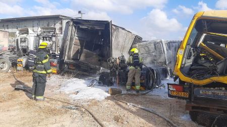  اندلاع حريق بشاحنات في المنطقة الصناعية في طمرة 